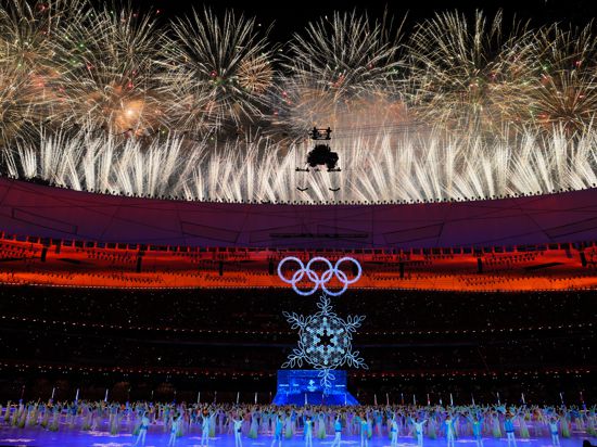 20.02.2022, China, Peking: Caption: Olympia, Abschlussfeier der Olympischen Winterspiele 2022, im Vogelnest-Nationalstadion, Ein Feuerwerk ist über dem Stadion zu sehen. Foto: Michael Kappeler/dpa +++ dpa-Bildfunk +++