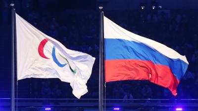Bei der Eröffnungsfeier der XXI Paralympischen Spiele im Fisht Stadion im russischen Sotschi sind die russische Nationalflagge und die des Internationalen Paralympischen Komitees (IPC) zu sehen.