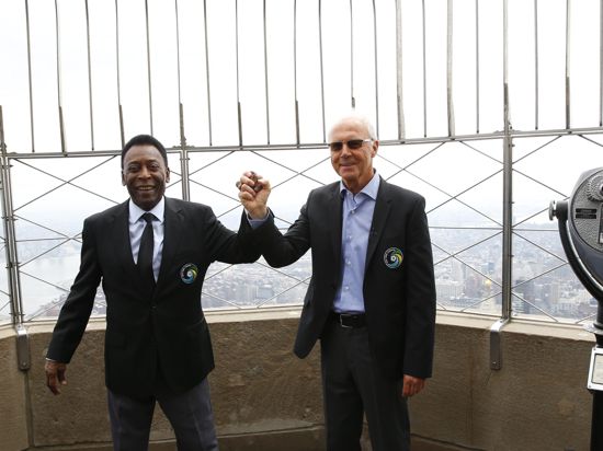 Pelé (l) und Franz Beckenbauer geben sich bei einem Termin auf dem Empire State Building die Hand. Die Aufnahme stand aus dem Jahr 2015.