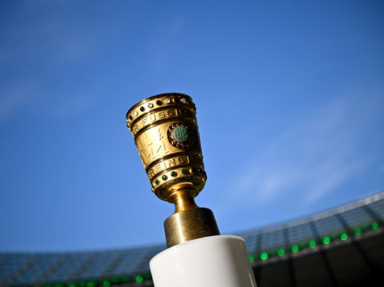 Fußball: DFB-Pokal, RB Leipzig - Eintracht Frankfurt, Finale im Olympiastadion, der DFB-Pokal ist vor dem Spiel auf einem Podest zu sehen.