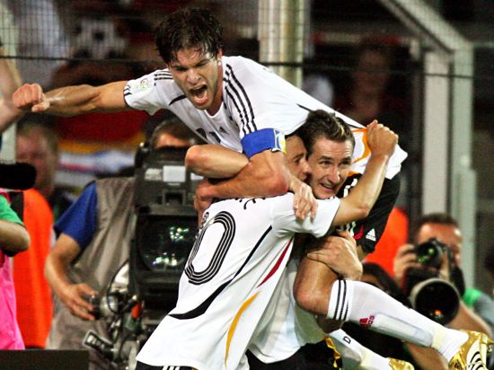 Michael Ballack (oben) und Co feiern das 1:0 für die deutsche Fußball-Nationalmannschaft im Gruppenspiel der WM 2006 gegen Polen.