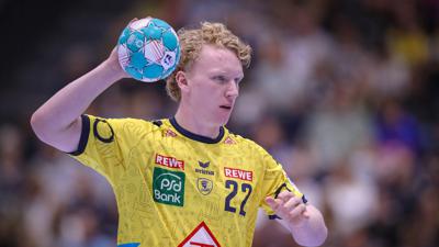 Gustav Davidsson, Spieler der Rhein-Neckar Löwen, hält den Ball in der Hand im Spiel der Handball-Bundesliga zwischen dem Bergischen HC und den Rhein-Neckar Löwen.