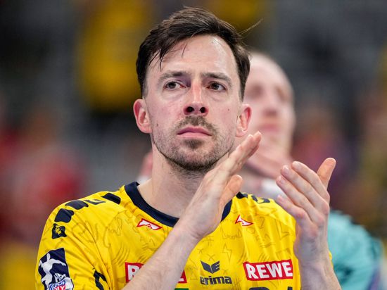 Patrick Groetzki spendet nach dem Bundesliga-Spiel der Handballer der Rhein-Neckar Löwen gegen den Bergischen HC Applaus.