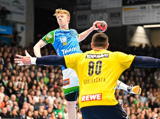 Jon Lindenchrone Andersen von Frisch Auf Göppingen im Duell mit Jannik Kohlbacher von den Rhein-Neckar Löwen bei einem Spiel der Handball-Bundesliga.