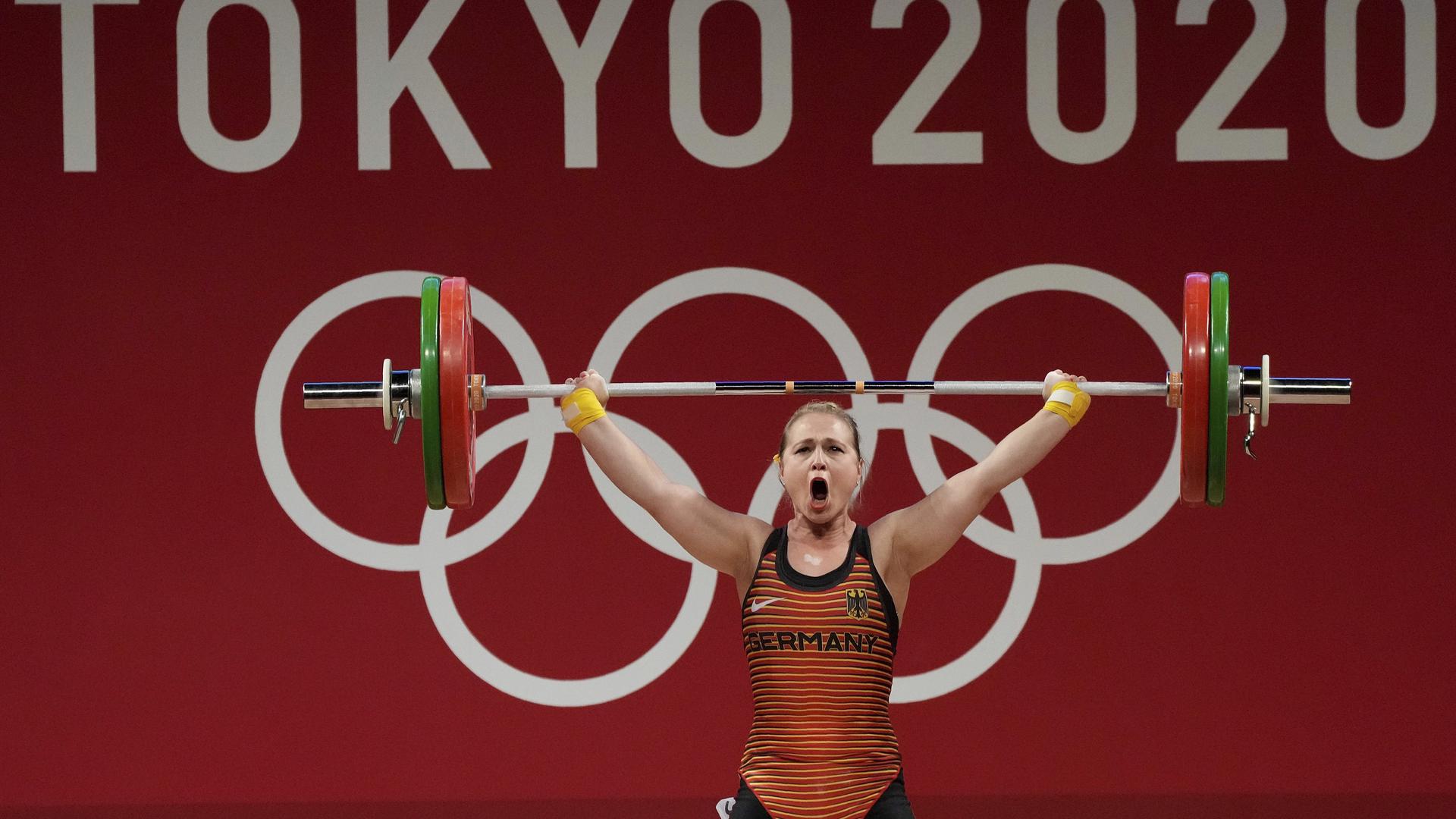 Gewichtheben: Olympia, Zweikampf bis 59 kg, Frauen im Tokyo International Forum. Sabine Beate Kusterer aus Deutschland jubelt . +++ dpa-Bildfunk +++