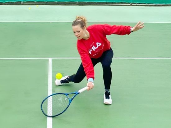 Zurück im Element: Seit fünf Wochen steht Laura Siegemund auf der Tennisanlage des TC Porto Torres wieder im Schlagtraining. 