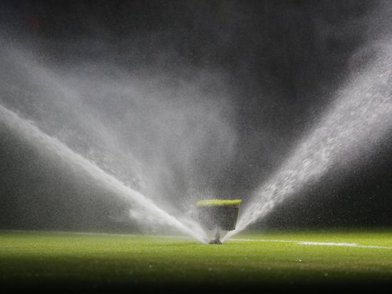 SOCCER - UEFA CL, Bayern vs Madrid MUNICH,GERMANY,25.APR.18 - SOCCER - UEFA Champions League, semifinal, FC Bayern Muenchen vs Real Madrid CF. Image shows a feature with a lawn sprinkler. PUBLICATIONxINxGERxHUNxONLY GEPAxpictures/xThomasxBachun  