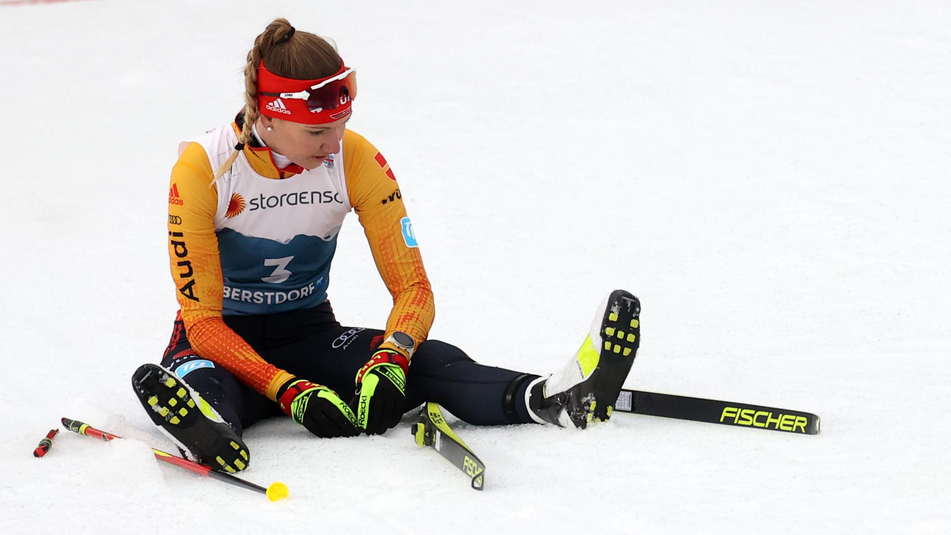Ski nordisch: Weltmeisterschaft, Kombination - Einzel, Normalschanze/5 km, Damen, Langlauf. Svenja Würth aus Deutschland sitzt erschöpft im Ziel.