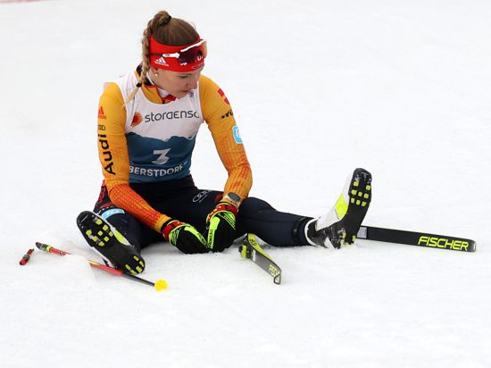 Ski nordisch: Weltmeisterschaft, Kombination - Einzel, Normalschanze/5 km, Damen, Langlauf. Svenja Würth aus Deutschland sitzt erschöpft im Ziel. +++ dpa-Bildfunk +++