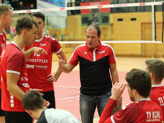 Engagiert bei der Sache: Uwe Dienst (Mitte) möchte mit dem TV Bühl in die zweite Volleyball-Liga aufsteigen. Allerdings gibt es nicht nur sportliche Hürden.