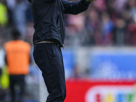 Wie ein Dirigent: Leverkusens Trainer Xabi Alonso. 