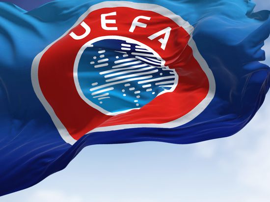 Die Fahne mit dem UEFA-Logo weht in Nyon im Wind.