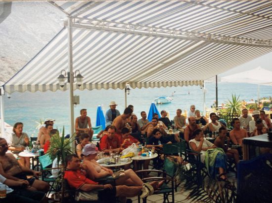 Public Viewing am Meer: Das WM-Finale 2002 an der Südküste Kretas.