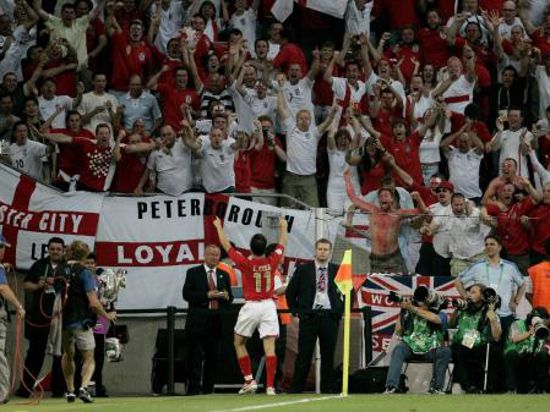 Joe Cole jubelt  nach dem WM-Spiel 2006 mit den englischen Fans.