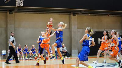 Tabellenspitze verteidigt: Die weibliche U14 der TSG Bruchsal (in den blauen Trikots) ist durch den 66:48-Erfolg in Ulm weiter Spitzenreiter in der Basketball-Regionalliga. 