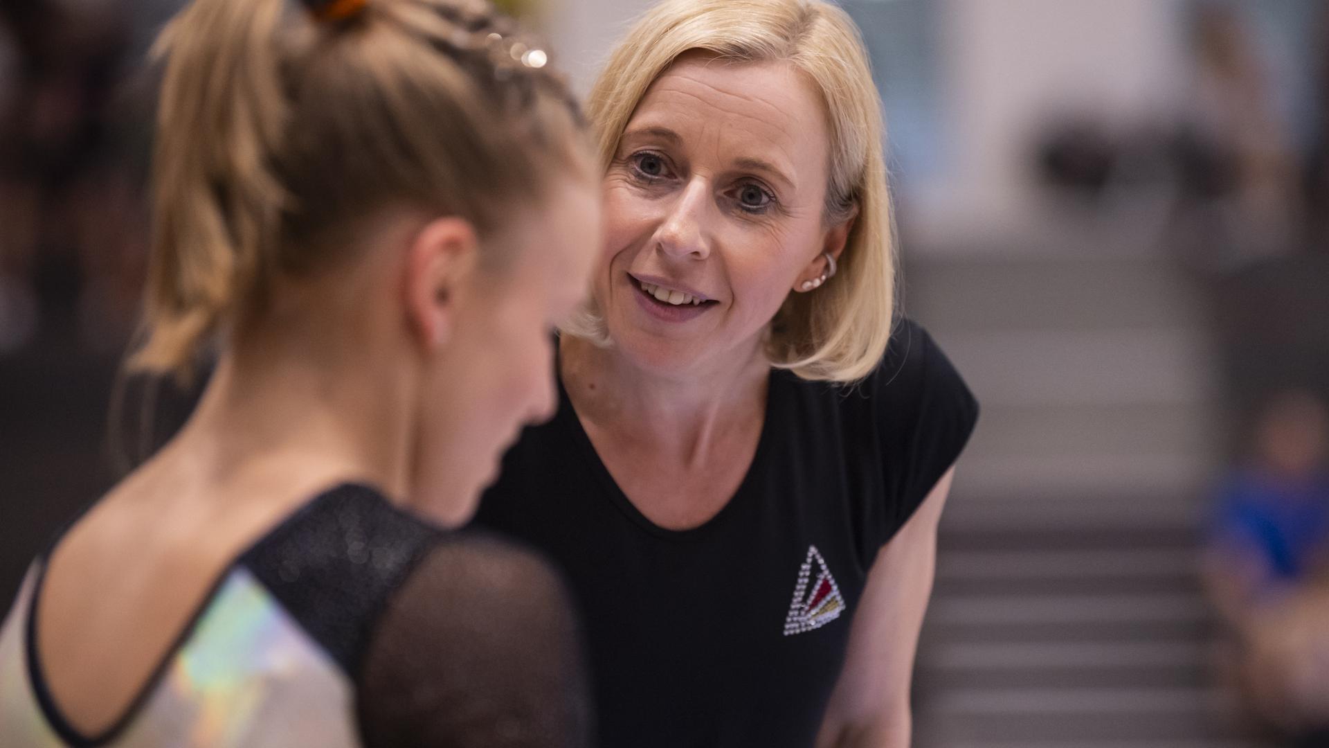 Trainerin Tatjana Bachmayer (KRK) spricht mit Anna-Lena Koenig (KRK).

GES/ Turnen/ 1. Bundesliga Frauen, 21.05.2022 

Gymnastics/ Women?s First League, 21.05.2022 ?