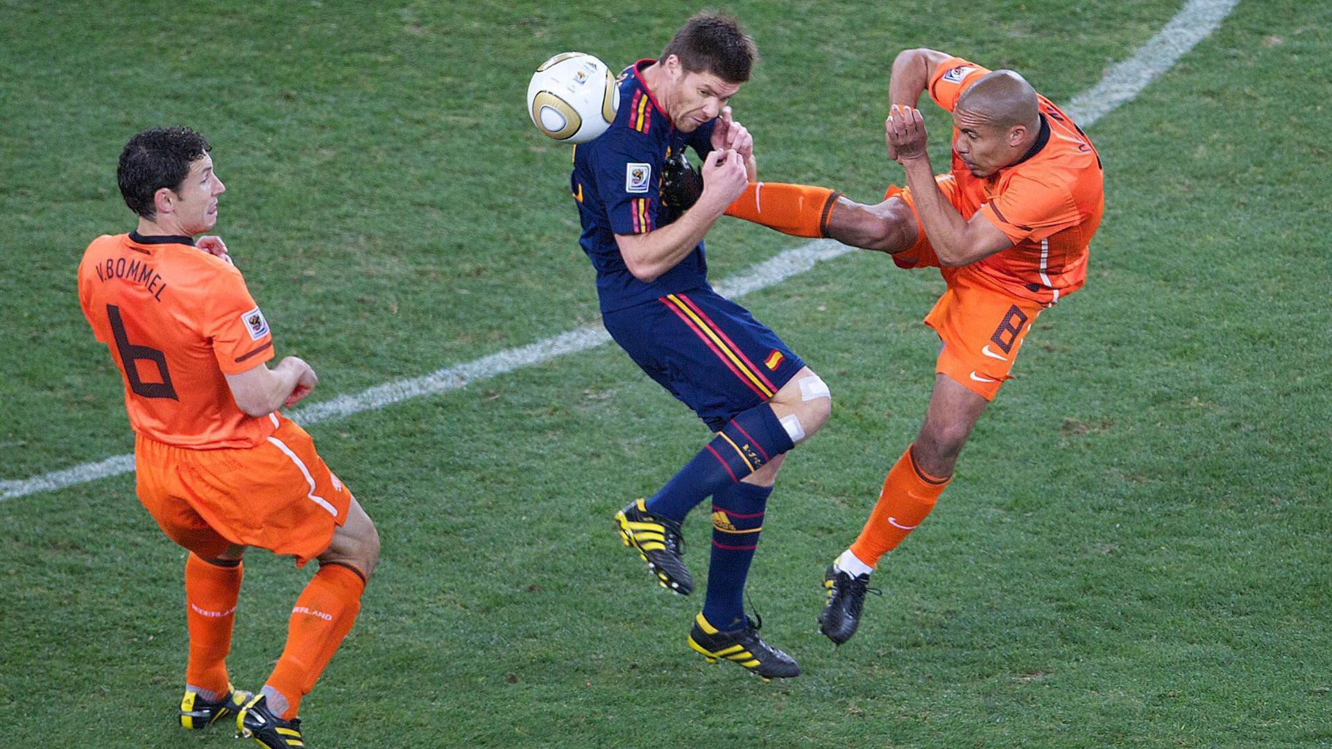 WM-Finale 2010 fiel der Niederländer Nigel de Jong (rechts)