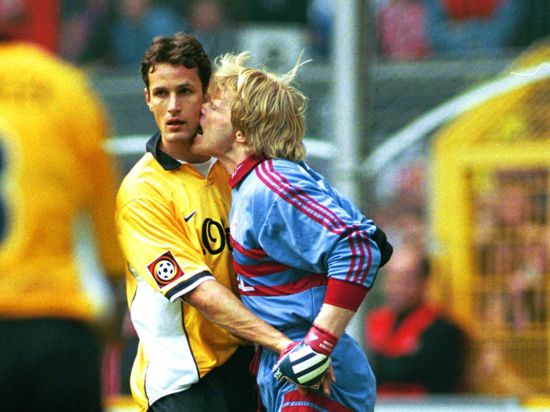 1.Bundesliga / 24.Spieltag / 03.04.1999, Borussia Dortmund - Bayern München 2:2 Torwart Oliver Kahn bayern versucht zuzubeißen - Heiko Herrlich BVB weiß nicht wie ihm geschieht.