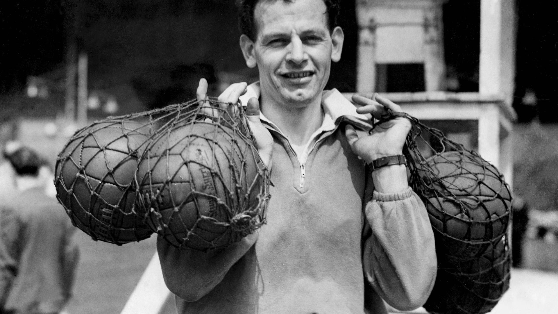 Bildnummer: 60006938  Datum: 09.05.1950  Copyright: imago/United Archives International
Walter Winterbottom, the England team manager and coach with a selection of balls. 9th May 1950 kbdig 1950 quer Portrait  PUBLICATIONxINxGERxSUIxAUTxONLY 

 60006938 Date 09 05 1950 Copyright Imago United Archives International Walter Winterbottom The England Team Manager and Coach With a Selection of Balls 9th May 1950 Kbdig 1950 horizontal Portrait PUBLICATIONxINxGERxSUIxAUTxONLY  