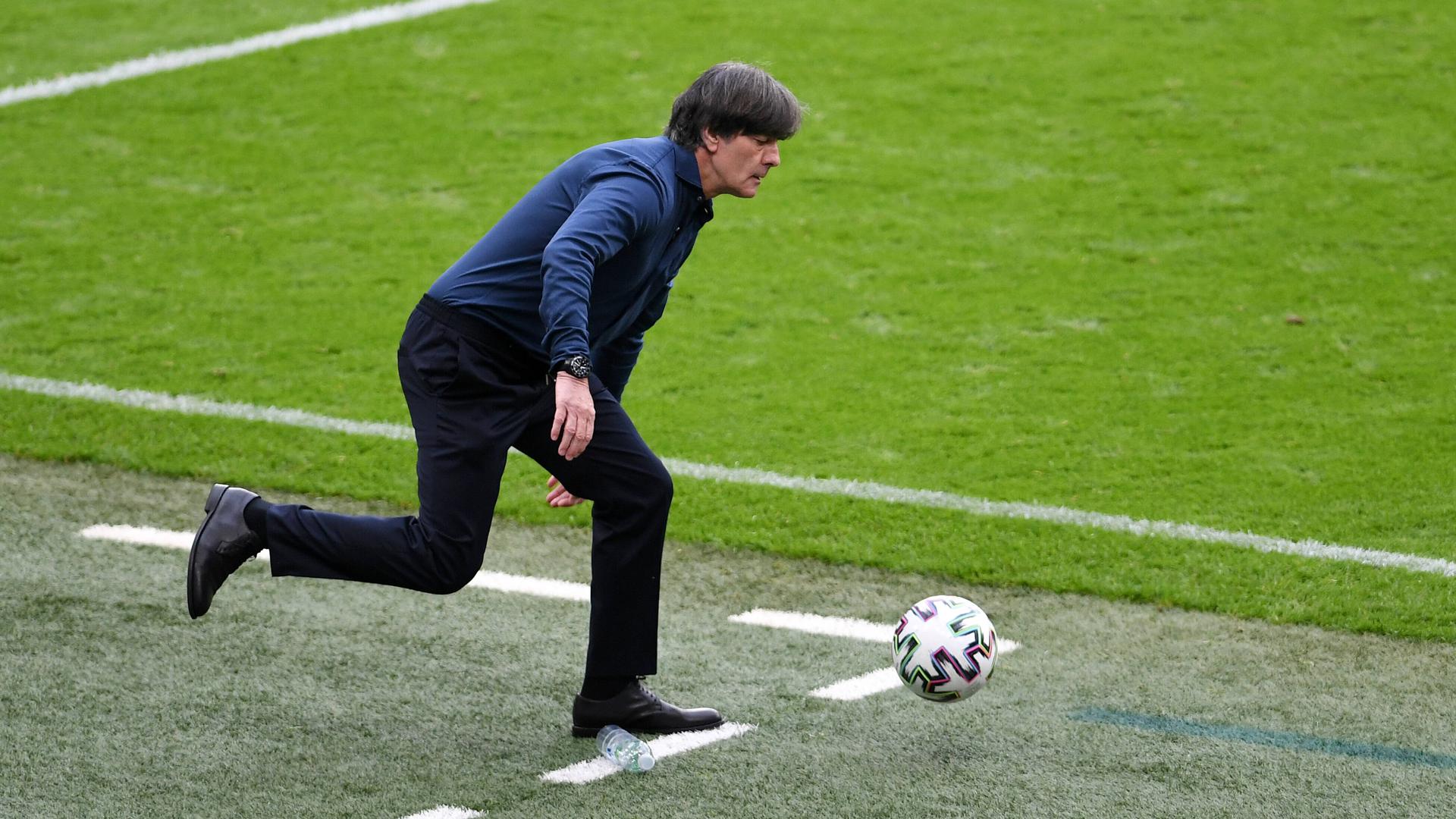 Nicht mehr ganz auf Ballhöhe: Für Joachim Löw war sein 197. Länderspiel das letzte in seiner langen Bundestrainer-Ära. 