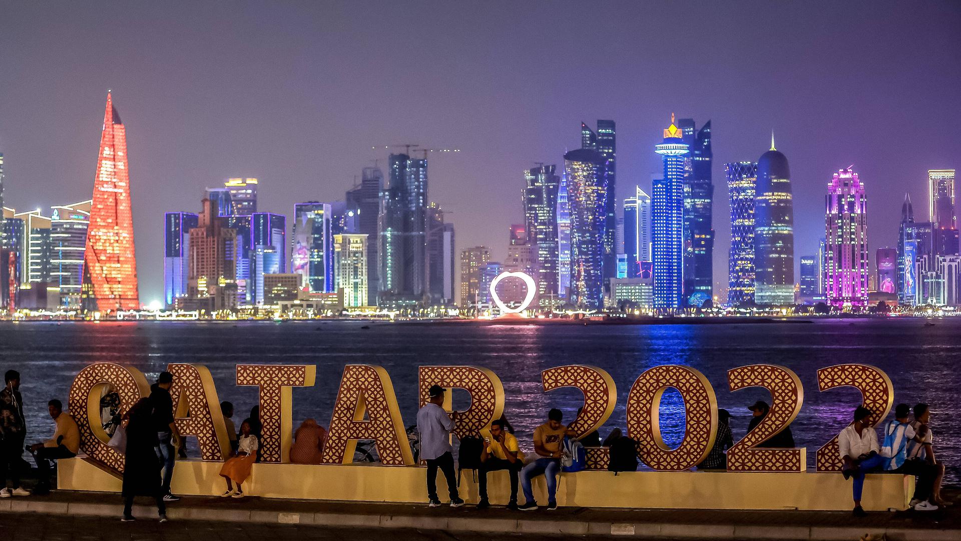  The streets of Doha in the evening The streets of Doha in the evening. Qatar is ready for the start of the FIFA World Cup, WM, Weltmeisterschaft, Fussball in Qatar, which starts on November 20, 2022, in Doha, Qatar, on November 17, 2022. IgorxKralj/PIXSELL