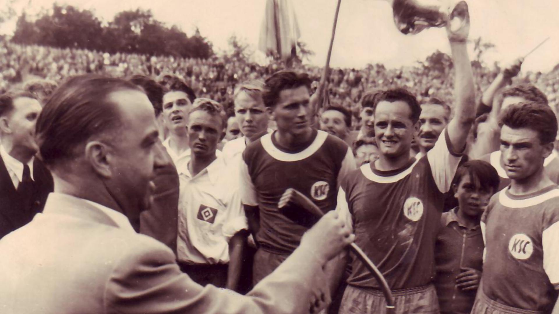 Stolzer Moment: Heinz Ruppenstein, Walter Baureis und Ossi Traub (von links) nach dem Pokaltriumph über den HSV im Wildparkstadion bei der Siegerehrung. 