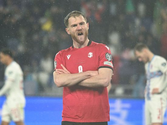 Budu Zivzivadze verschränkt nach seinem zweiten Treffer am Donnerstag die Arme. Der Stürmer des KSC schickt sich an, Georgiens Nationalmannschaft zur EM-Endrunde zu schießen. 