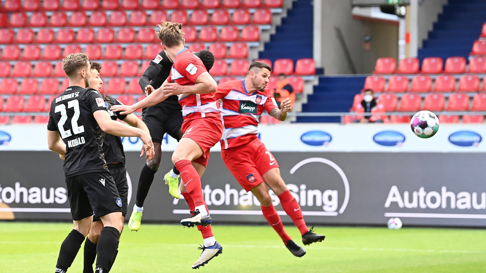 2:0 für den KSC in Heidenheim: Babacar Gueye erzielt den Treffer nach einem Freistoß von Wanitzek.