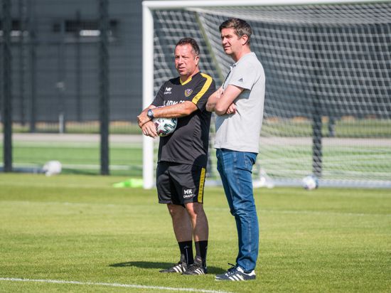 Gemeinsame Sache in Dresden: Dynamo-Cheftrainer Markus Kauczinski und Sportdirektor Ralf Becker (rechts) leisten Aufbauarbeit an der Elbe. 