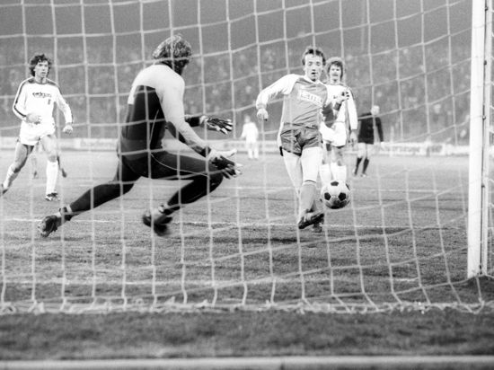 Ankündigung wahr gemacht: Helmut Behr (rechts) überwindet im Drittenrundenspiel des DFB-Pokals Borussia Mönchengladbach Torwart Wolfgang Kneib zum 1:0-Siegtor. 