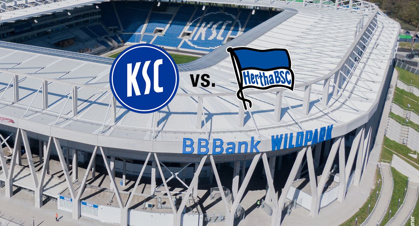 Blick auf das Karlsruher Wildparkstadion, darüber die Schrift KSC vs. Hertha BSC.