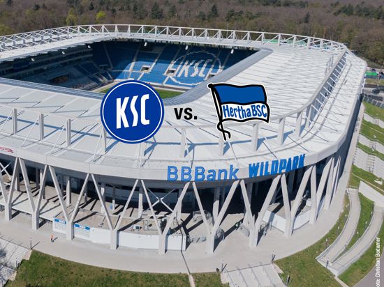 Blick auf das Karlsruher Wildparkstadion, darüber die Schrift KSC vs. Hertha BSC.