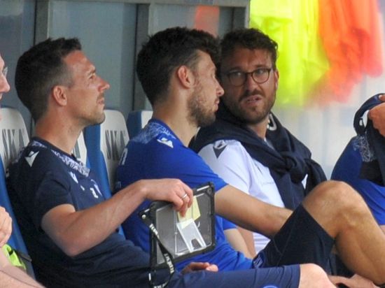 Mentalcoach an der Seite: Sportpsychologe Alexander Brink (rechts) unterhält sich am Montagmorgen mit Lukas Fröde und Chefcoach Christian Eichner. 