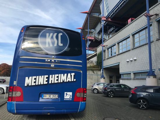 Anreise im Mannschaftsbus: Spieler, Trainer- und Betreuerteam fahren bereits am Freitag nach Hamburg, wo am Sonntag der FC St. Pauli als Gegner wartet. 
