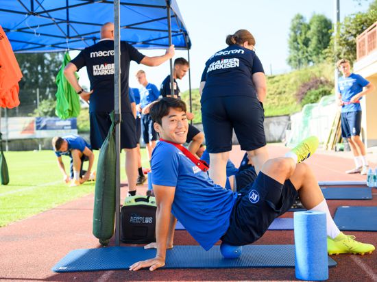 Kurzes Durchschnaufen: Kyong-Rok Choi im Trainingslager des Karlsruher SC bei der Regeneration mit einem Faszienball.