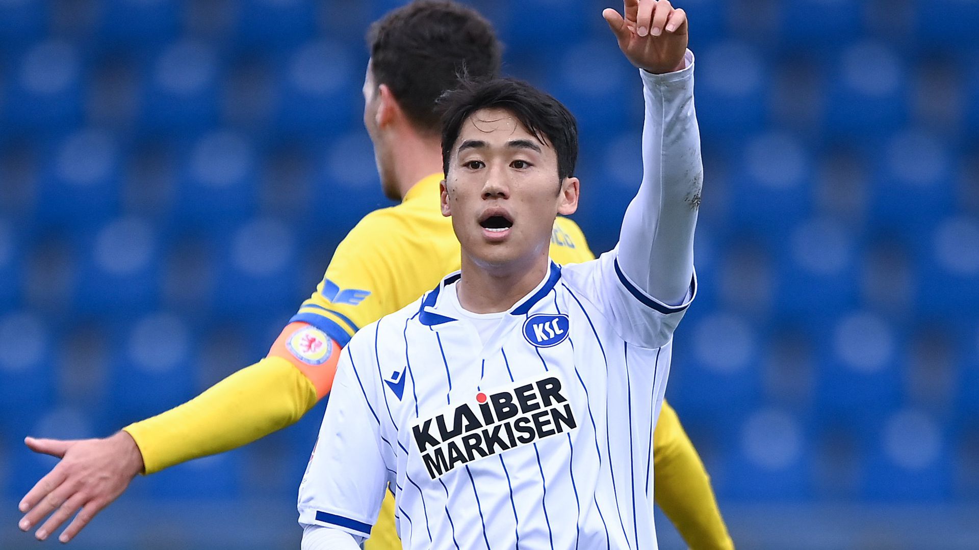 Beklagt Tor-Klau: Der südkoreanische Fleißarbeiter Kyong-Rok Choi versteht nicht, warum sein erster Treffer für den KSC in Braunschweig als Eigentor gewertet wurde.  
