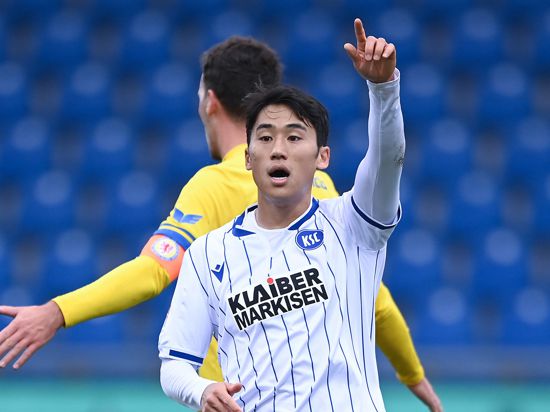 Beklagt Tor-Klau: Der südkoreanische Fleißarbeiter Kyong-Rok Choi versteht nicht, warum sein erster Treffer für den KSC in Braunschweig als Eigentor gewertet wurde.  