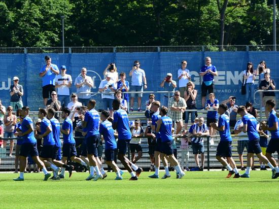 Trainingsauftakt vor 300 Zuschauern: Die Mannschaft des Karlsruher SC ist zurück an ihrem Arbeitsplatz im Wildpark. 