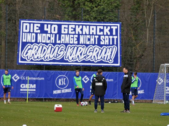Nette Geste der Unterstützung: Anhänger des Karlsruher SC brachten während der Übstunde von Christian Eichner und Zlatan Bajramovic ein Plakat am Trainingsplatz an. 