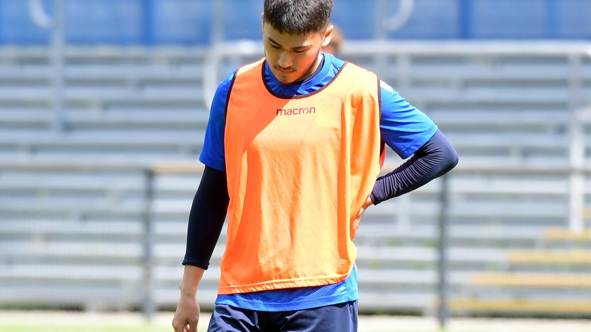 Bei Belastung schmerzt es: Der südkoreanische Fußballprofi Kyoung-Rok Choi klagt seit Monaten über diffuse Rückenbeschwerden und verpasste beim Karlsruher SC die komplette Vorbereitung. 