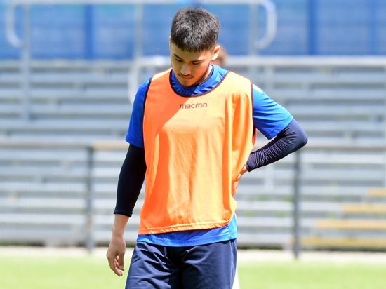 Bei Belastung schmerzt es: Der südkoreanische Fußballprofi Kyoung-Rok Choi klagt seit Monaten über diffuse Rückenbeschwerden und verpasste beim Karlsruher SC die komplette Vorbereitung. 