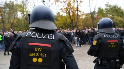 Unter stundenlanger Beobachtung: Der Polizei-Einsatz beim Derby des KSC in Stuttgart sorgte vor einem Jahr für viel Kritik.