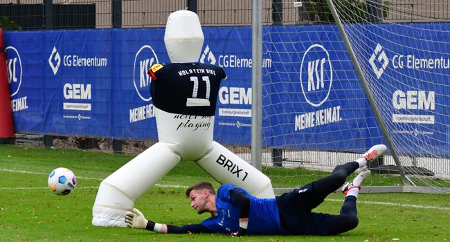 KSC-Torwart Patrick Drewes pariert im Abschlusstraining einen Ball vor dem Kunststoff-Dummy, den man in ein Trikot von Holstein Kiel zwängte. 