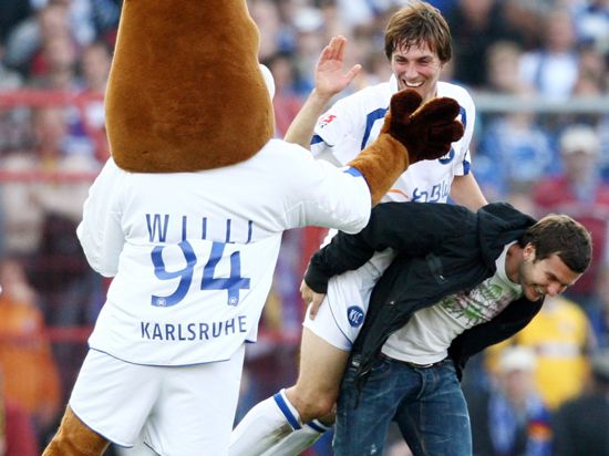 Spaß mit „Willi“: Christian Eichner wird am 29. September 2007 nach dem Sieg gegen Borussia Dortmund von Andreas Görlitz über den Wildpark-Rasen getragen.
