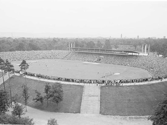 Im Eröffnungsspiel des damals neuen Wildparkstadions traf der Karlsruher SC im August 1955 vor rund 45.000 Zuschauern auf Rot-Weiss Essen.