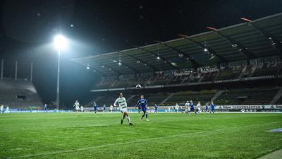 Letztmals in Betrieb: Das Zweitligaspiel des KSC gegen die Spvgg Greuther Fürth war am Freitagabend das Finale für die 28 Jahre alte Haupttribüne.  