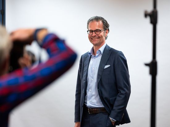 Der neue Praesident des Karlsruher SC Holger Siegmund-Schultze bei einem Fotoshooting nach der Wahl.

