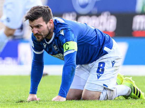 Am Boden: Nach der 0:1-Heimniederlage gegen den Abstiegskandidaten VfL Osnabrück kauert KSC-Kapitän Jérome Gondorf frustriert am Boden. Danach sprach er von „menschlichem Versagen“. 