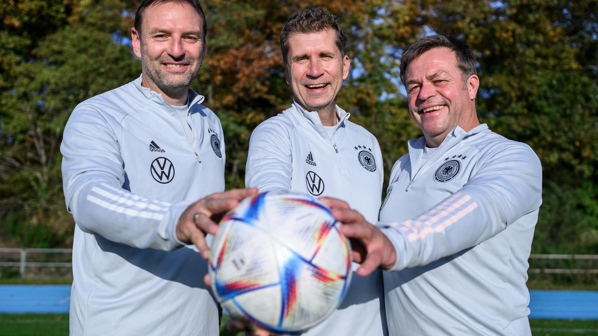Trainer-Trio in der U19 des DFB: Cheftrainer Guido Streichsbier mit seinen Assistenten Jens Nowotny (links) und Gunther Metz (rechts) vor einer Einheit auf dem Platz des KIT. 