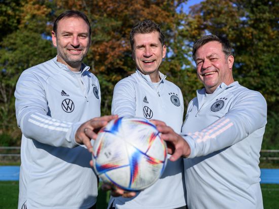 Trainer-Trio in der U19 des DFB: Cheftrainer Guido Streichsbier mit seinen Assistenten Jens Nowotny (links) und Gunther Metz (rechts) vor einer Einheit auf dem Platz des KIT. 